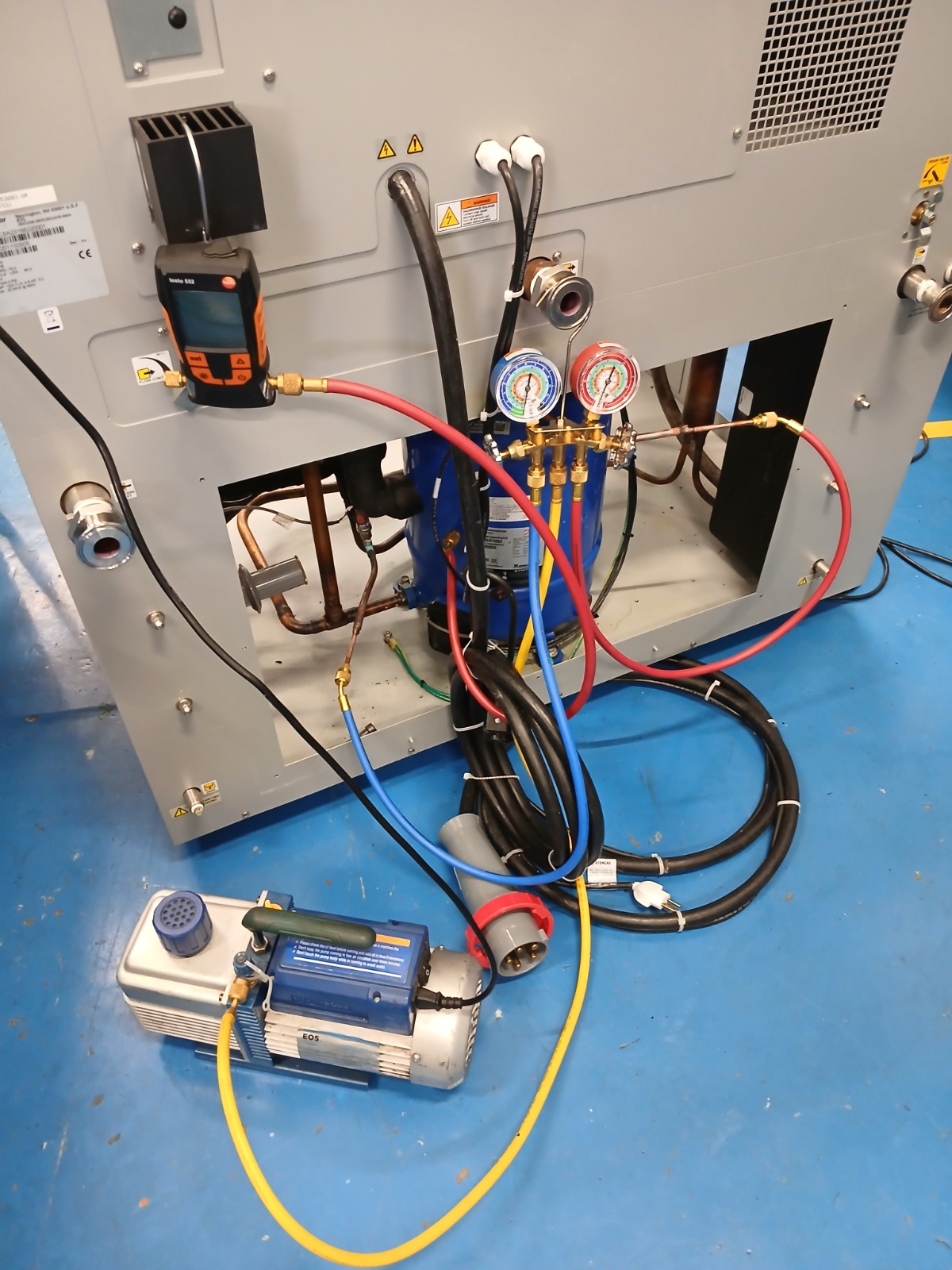 Carga de gás refrigerante em chiller de médio porte